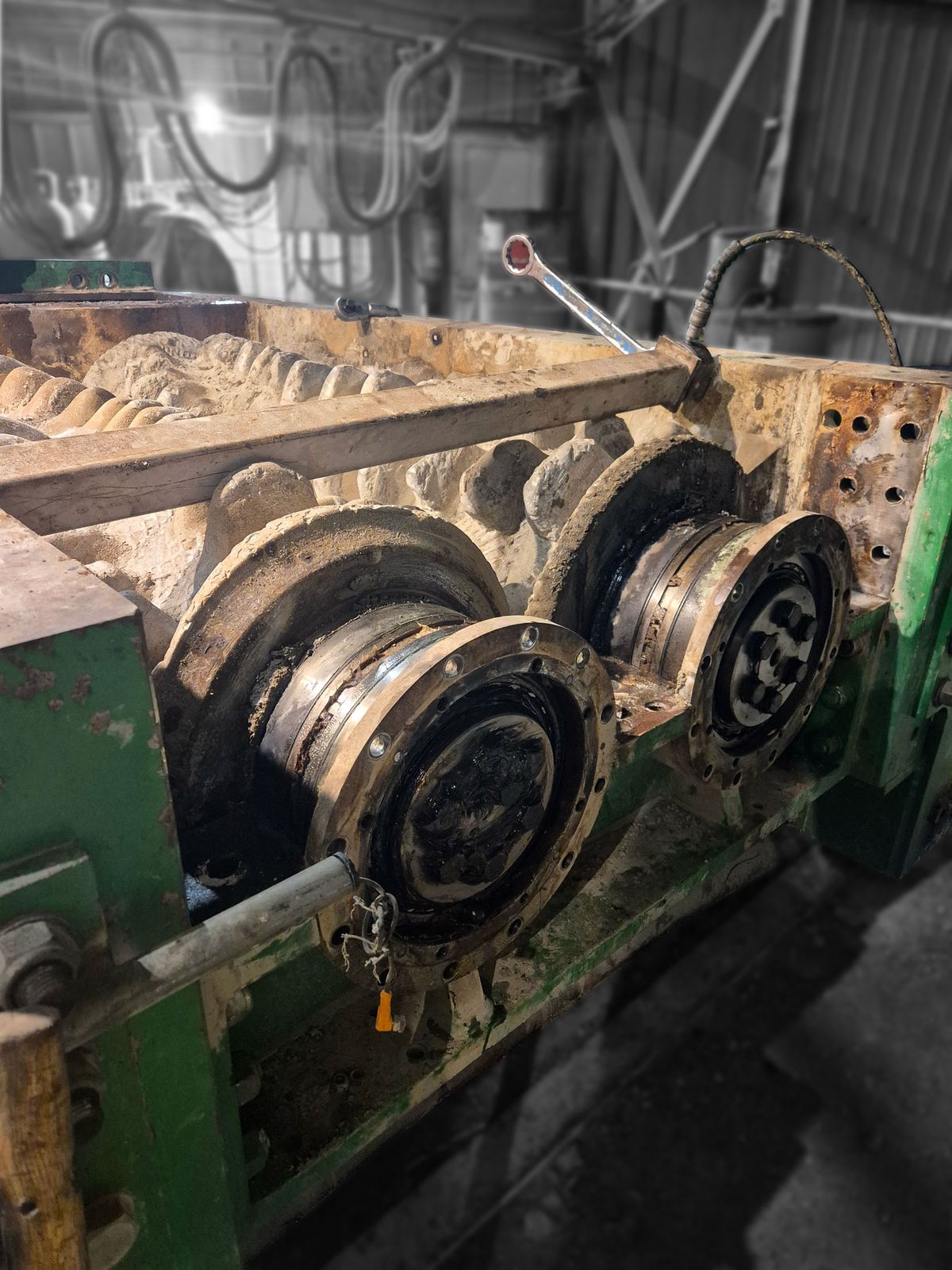 Deux paliers de rotors d'une machine à double arbre encrassée de matière, démontés pour remplacer les roulements