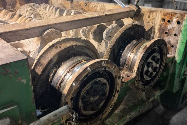 Deux paliers de rotors d'une machine à double arbre encrassée de matière, démontés pour remplacer les roulements