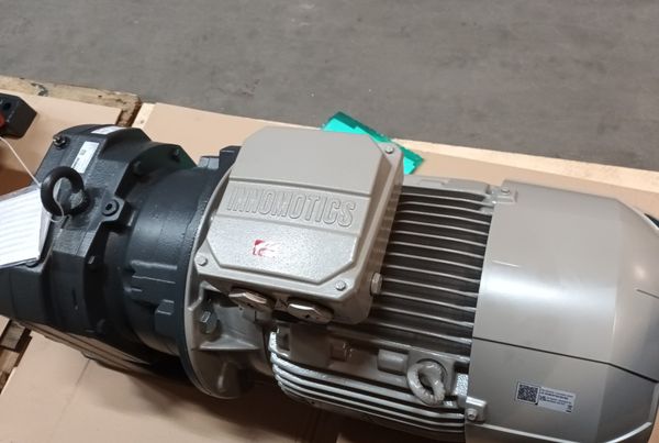 Motoréducteur Innomotics posé sur un carton, boîte à bornes marquée Innomotics