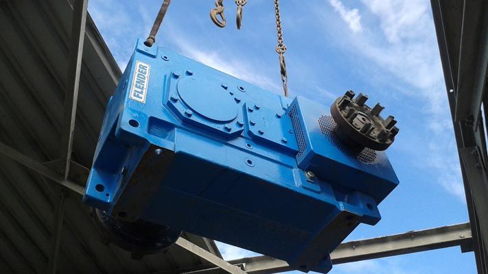 Réducteur industriel Flender installé sur site