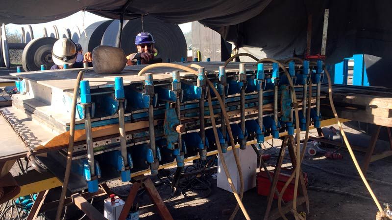 Vulkanisatiepers voor een rubberen transportband