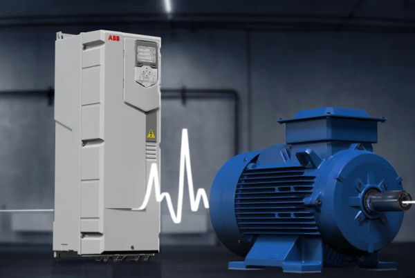 Variateur de fréquence ABB gris relié par un signal lumineux à un moteur électrique bleu General Performance