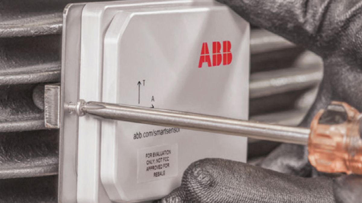 ABB-sensor op een motor, vastgeschroefd met een schroevendraaier