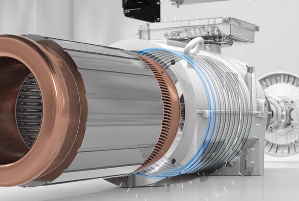 Vue éclatée d'un moteur ABB IE5 SynRM refroidi par liquide : chemise de refroidissement en cuivre et circuit bleu
