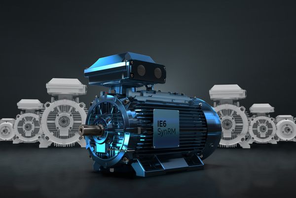 Moteur SynRM IE6 bleu au premier plan devant une gamme de moteurs blancs de tailles croissantes