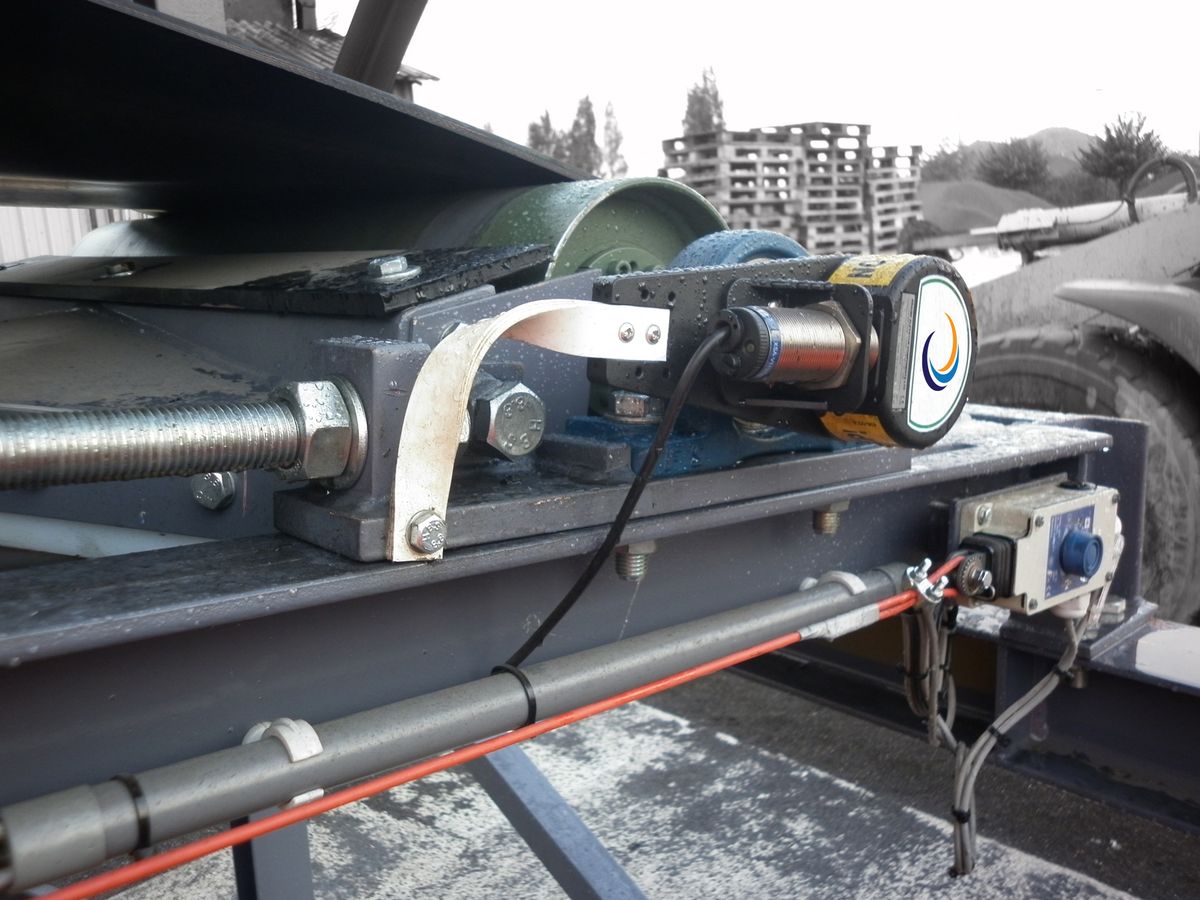 Détecteur de rotation Whirligig monté sur le palier d'un tambour de convoyeur, câble et capteur cylindrique