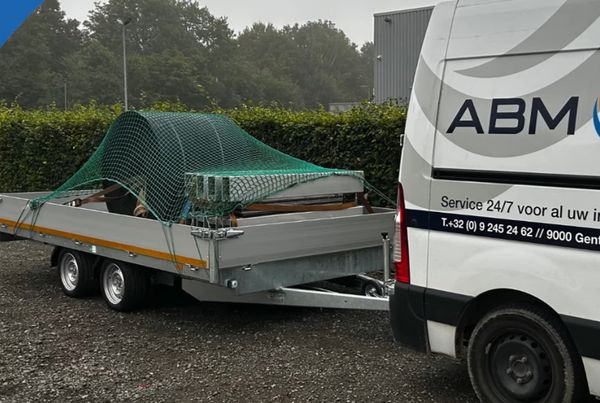 Camionnette ABM TECNA attelée d'une remorque plateau chargée sous filet, pour les interventions rapides