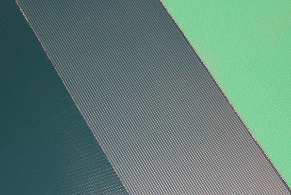 Trois échantillons de bandes transporteuses PVC/PU : vert foncé lisse, gris rainuré et vert clair texturé