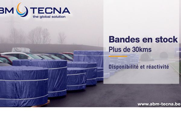 Rouleaux de bandes bâchés sur un parking : « Bandes en stock, plus de 30 kms, disponibilité et réactivité »