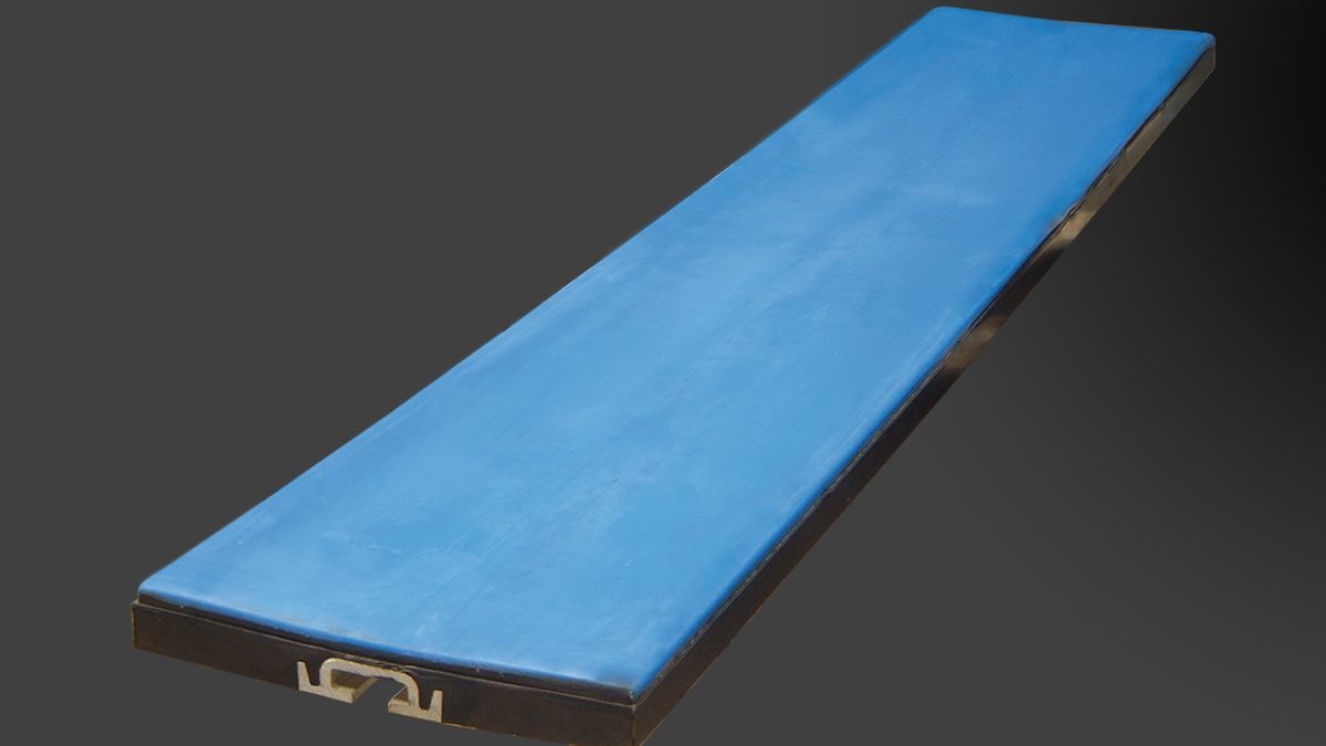 Barre de glissement bleue sur profilé noir, support de bande entre les rouleaux d'un convoyeur