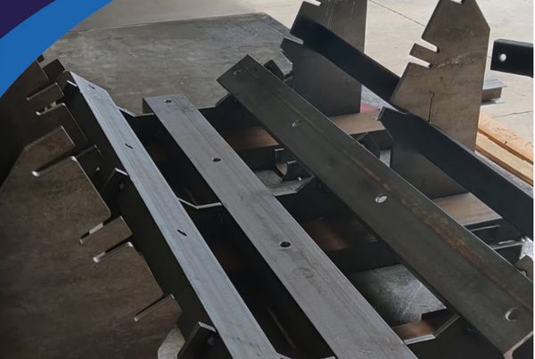 Barres d'impact et supports en acier découpés, fabriqués en chaudronnerie pour une station de convoyeur