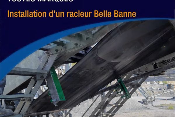 Installation d'un racleur Belle Banne sous une bande inclinée, supports verts (Service Racleurs ABM TECNA)