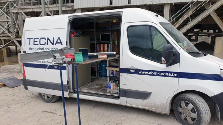 Uitgeruste ABM TECNA-bestelwagen, zijdeur open met mobiel atelier, gereedschap en bankschroef
