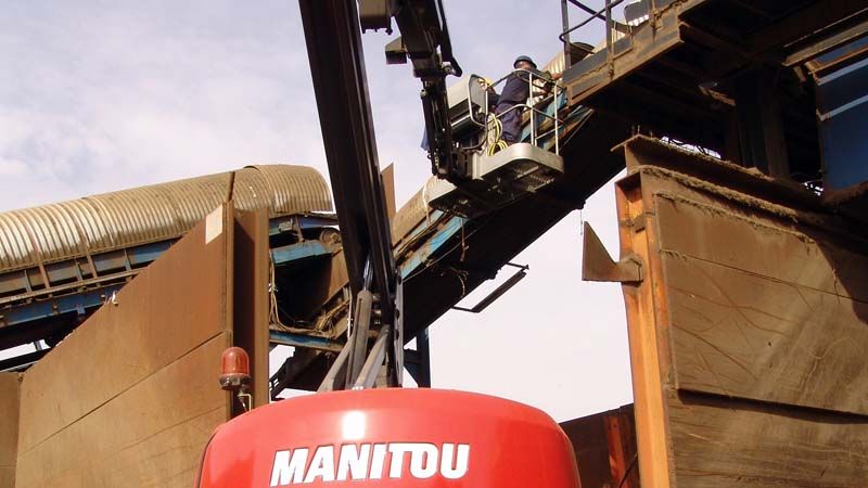 Travaux avec grand Manitou sur convoyeur