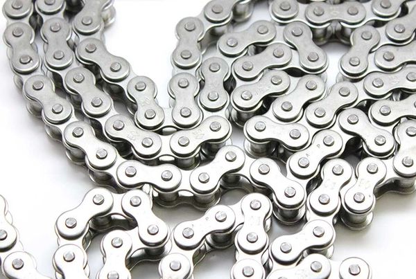 Chaîne de transmission à rouleaux DIAMOND en acier inoxydable, enroulée sur fond blanc, marquage gravé sur les plaques