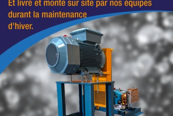 Groupe moteur électrique sur chaise moteur en acier bleu entraînant une pompe haute pression : atelier et stock ABM TECNA