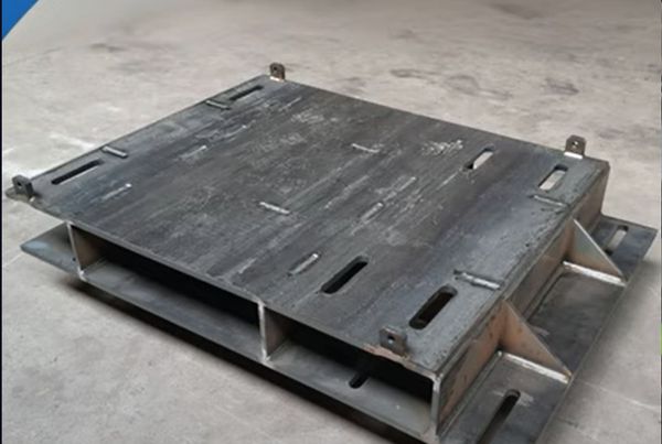 Chaise moteur en acier soudée, plateau avec trous oblongs sur une embase à renforts, posée au sol