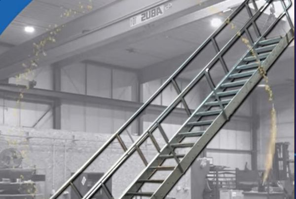 Escalier métallique avec rampes d'accès à une plateforme de convoyage, fabriqué en chaudronnerie, dans un atelier