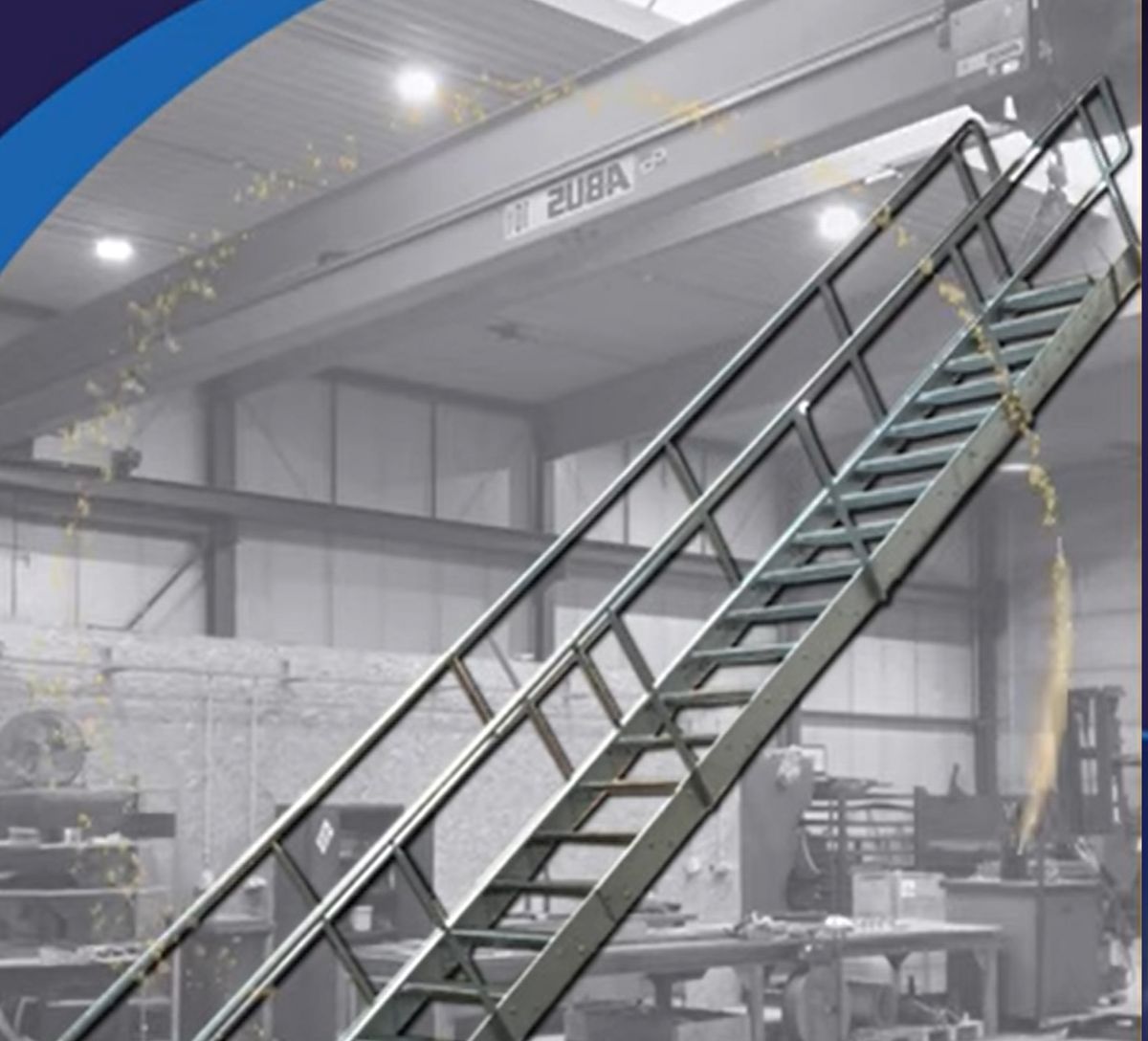 Escalier métallique avec rampes d'accès à une plateforme de convoyage, fabriqué en chaudronnerie, dans un atelier