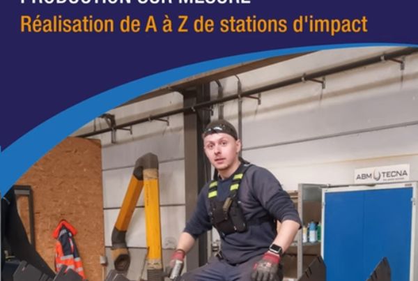 Chaudronnier de l'atelier ABM TECNA posant parmi des stations de barres d'impact réalisées sur mesure