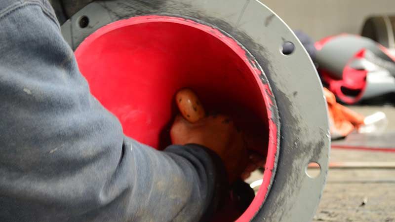 Garnissage linatex d'une goulotte