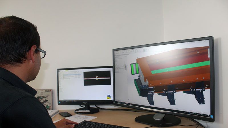 Tekenaar van de studiedienst aan het werk aan een Optim'Auge, 3D-model op het scherm