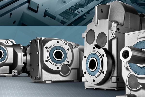 Motoréducteurs SIMOGEAR : quatre carters gris, arbres creux et arbre plein, sur fond technique bleuté