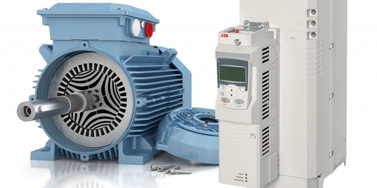 Moteur IE4 bleu ouvert, avec son flasque, à côté d'un variateur de fréquence