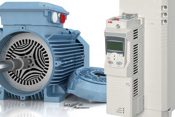 Moteur IE4 bleu ouvert, avec son flasque, à côté d'un variateur de fréquence