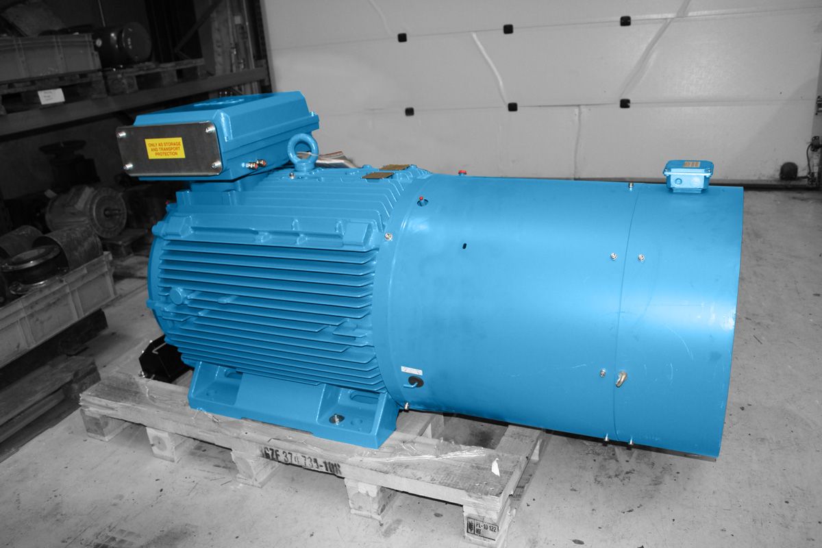 Blauwe elektromotor ABB met cilindrische behuizing voor geforceerde ventilatie, op een pallet
