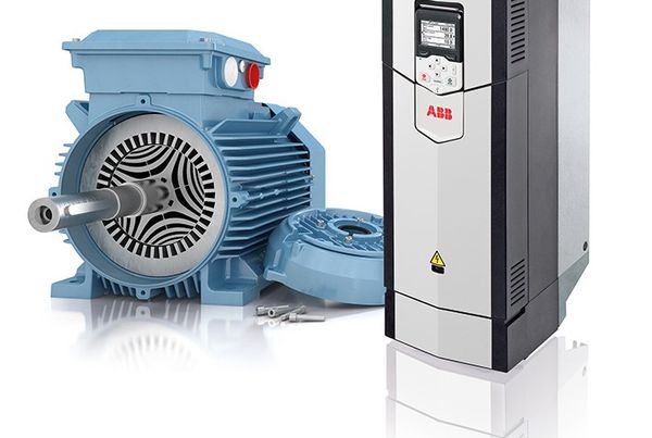 Moteur électrique synchrone à réluctance ouvert, rotor visible, à côté d'un variateur de fréquence ABB