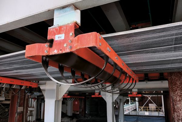 Protection Optim'Protec rouge sous une bande, avec sangles de retenue autour du rouleau de retour