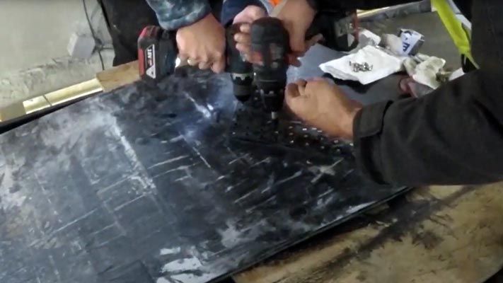 Placement d'une bande transporteuse caoutchouc et vulcanisation avec attachess