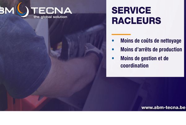 Service racleurs : technicien à la main sur un racleur de convoyeur, moins de coûts de nettoyage et d'arrêts de production