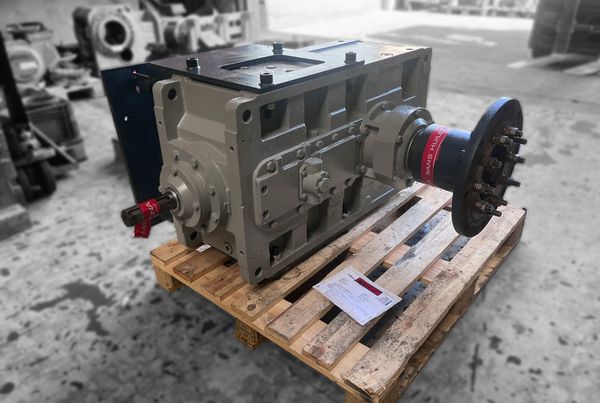 Réducteur industriel Benzlers remis en état sur palette, arbres protégés par un ruban rouge « sans huile »