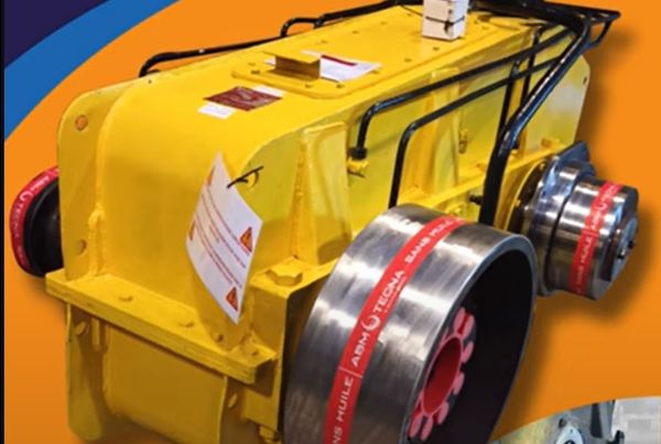 Réducteur industriel jaune de pont de levage, accouplements munis d'une bande rouge « sans huile »