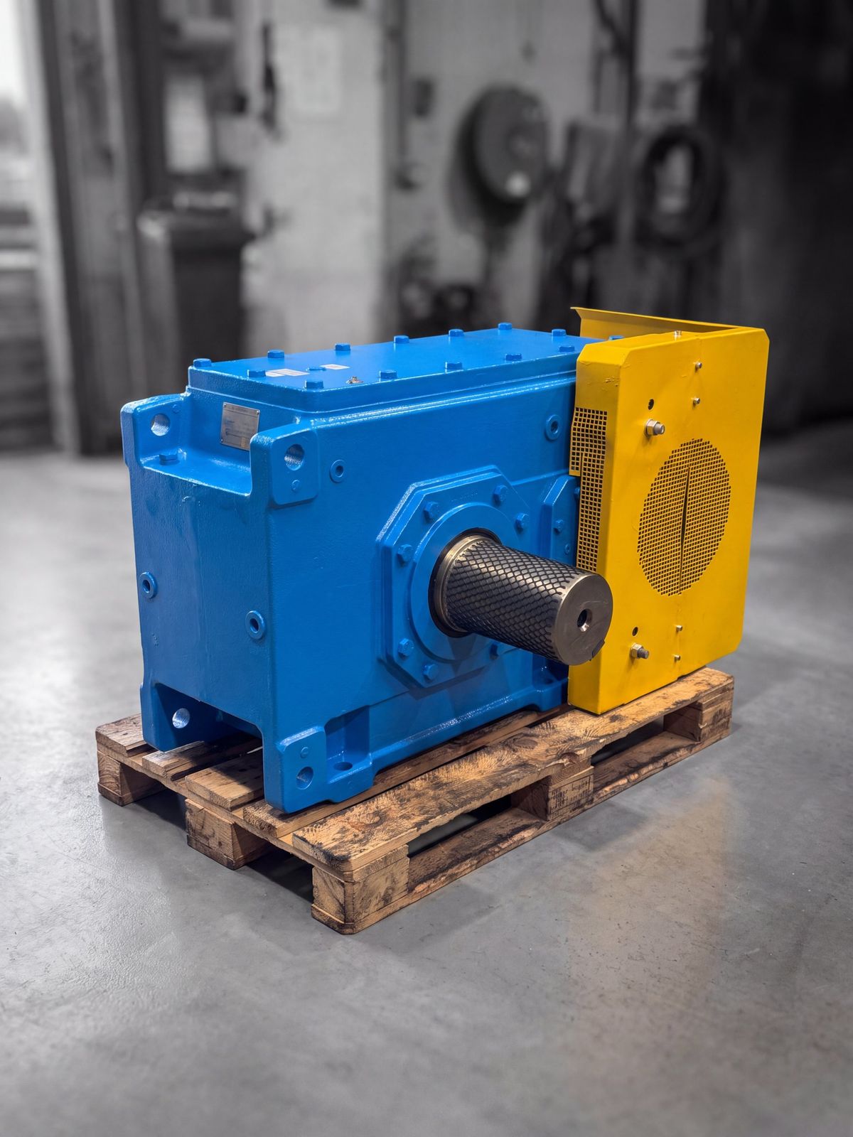 Réducteur Flender H2SH 12 révisé, carter bleu et protecteur de ventilateur jaune, posé sur une palette