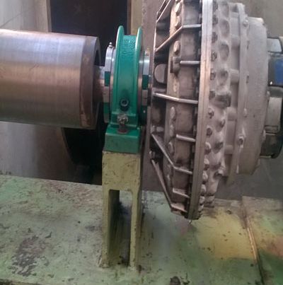Palier monté sur un arbre en atelier, à côté d'un accouplement hydraulique