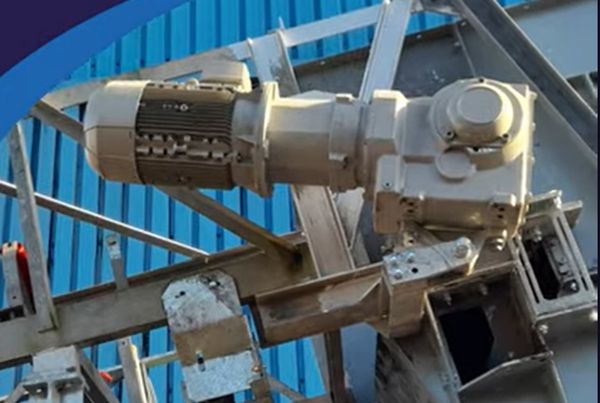 Motoréducteur SG Innomotics monté sur une structure métallique galvanisée, sur site