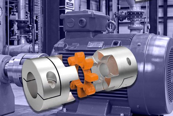 Accouplement élastique à étoile StarFlex éclaté : deux moyeux et étoile orange devant un moteur et une pompe