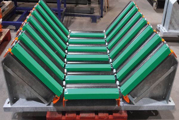 Station de convoyeur en auge fabriquée en atelier : rouleaux à barres vertes sur châssis galvanisé