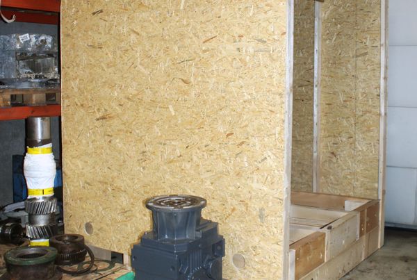 Caisse en panneaux OSB estampillée ABM TECNA, avec un réducteur posé devant, pour le stockage longue durée