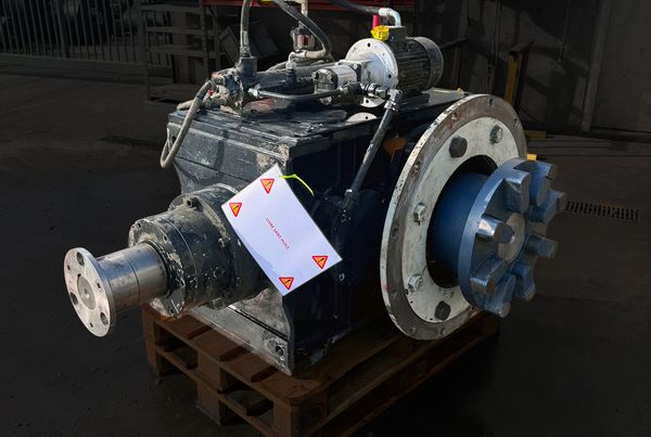 Réducteur industriel livré sur palette avec groupe hydraulique et étiquette « livré sans huile »