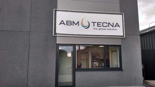 Gevel van het ABM TECNA-atelier in Doornik (Gaurain-Ramecroix), spandoek met logo boven de ingang