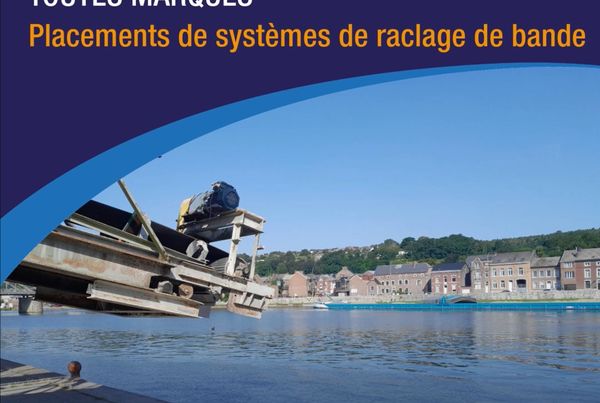 Convoyeur à bande en porte-à-faux au-dessus d'un cours d'eau ; texte : placements de systèmes de raclage de bande