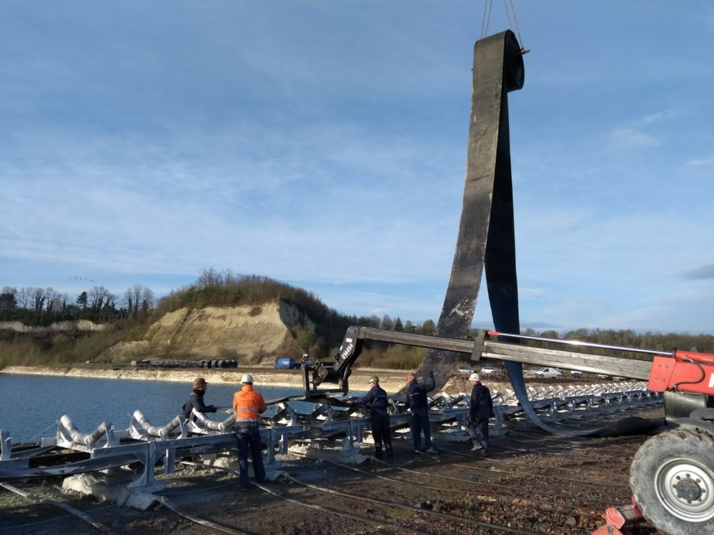 Installation d'une bande sur convoyeur