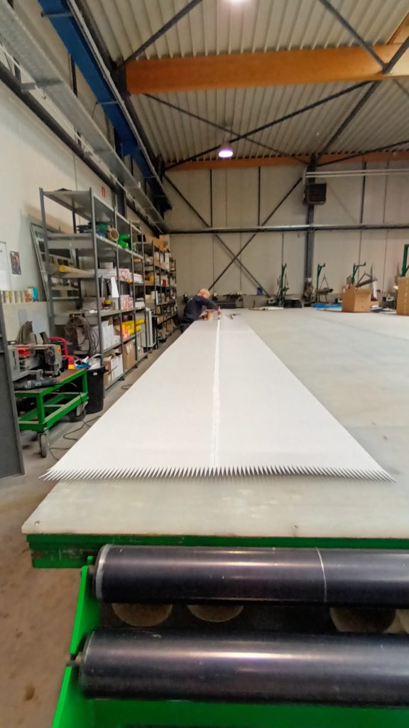 Aujourd'hui, nous préparons une bande PVC ignifuge de 16,57 m de longueur et 800 mm de largeur avec un profil PVV10. Cette bande sera installée par nos équipes sur site demain.