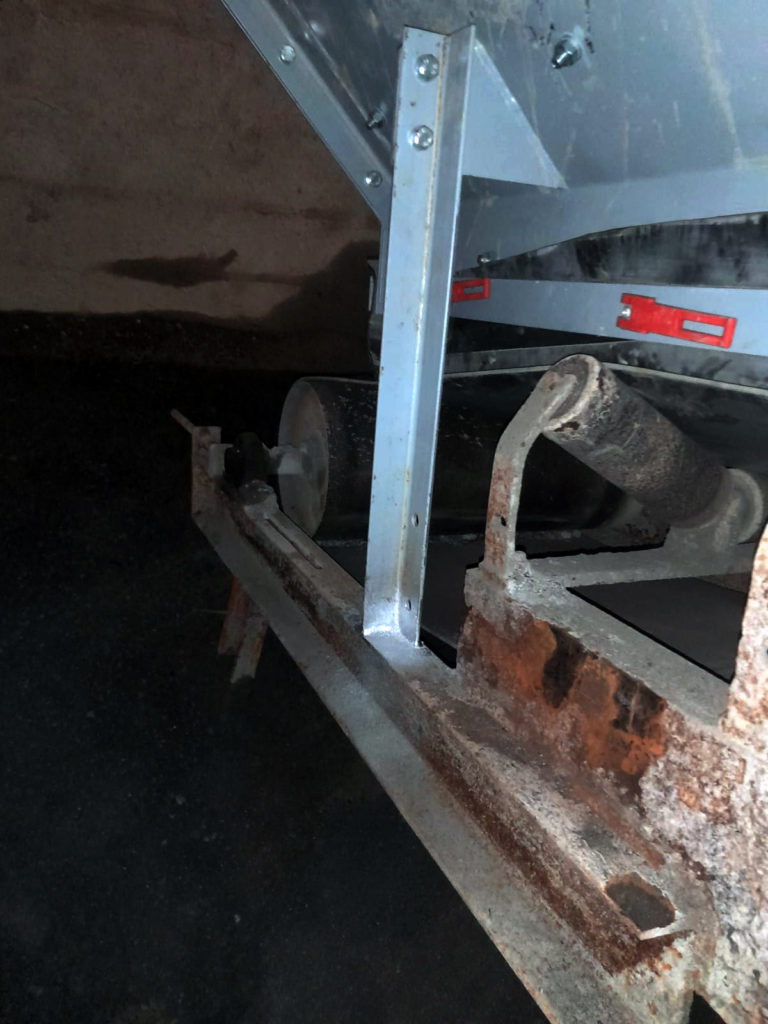 Optimisation d'un convoyeur au niveau de l'auge de chargement: pose d'une trémie sur mesure et de bavettes pour améliorer le fonctionnement du système et son confinement