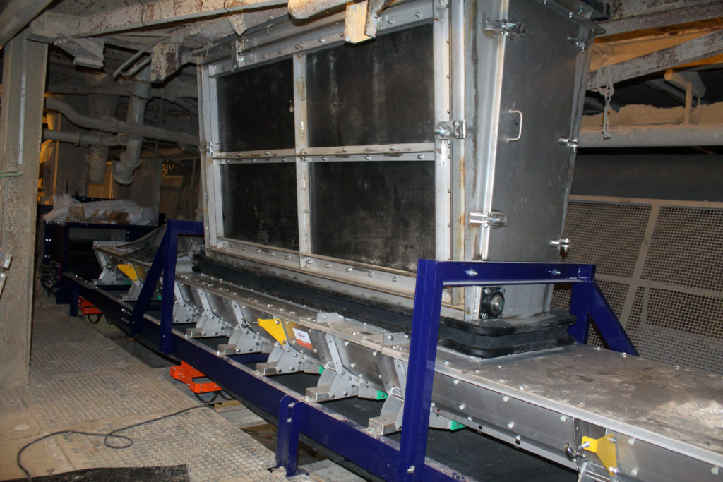 Retrofit d'une installation avec placement d'une Optim'auge en inox et sécurisation des angles rentrants et placements de trémies sur mesure pour parfaire l'étanchéité, confinement du convoyeur.