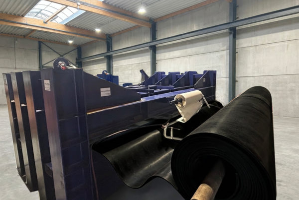 bandes de 4 metres de largeur